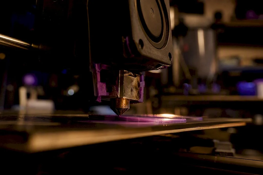 Imprimante 3D FDM extrudant du filament