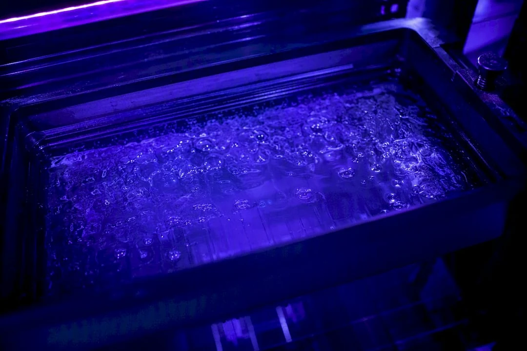 Imprimante SLA durcissant une couche de résine