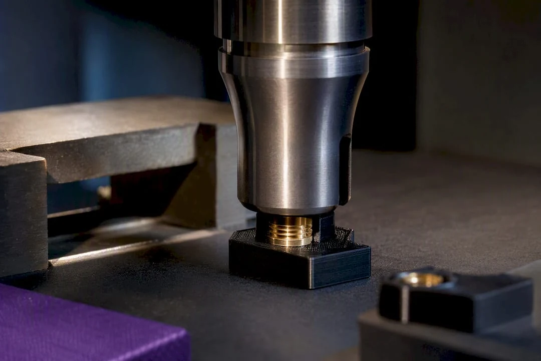 Insertion ultrasonique d’un insert en laiton
