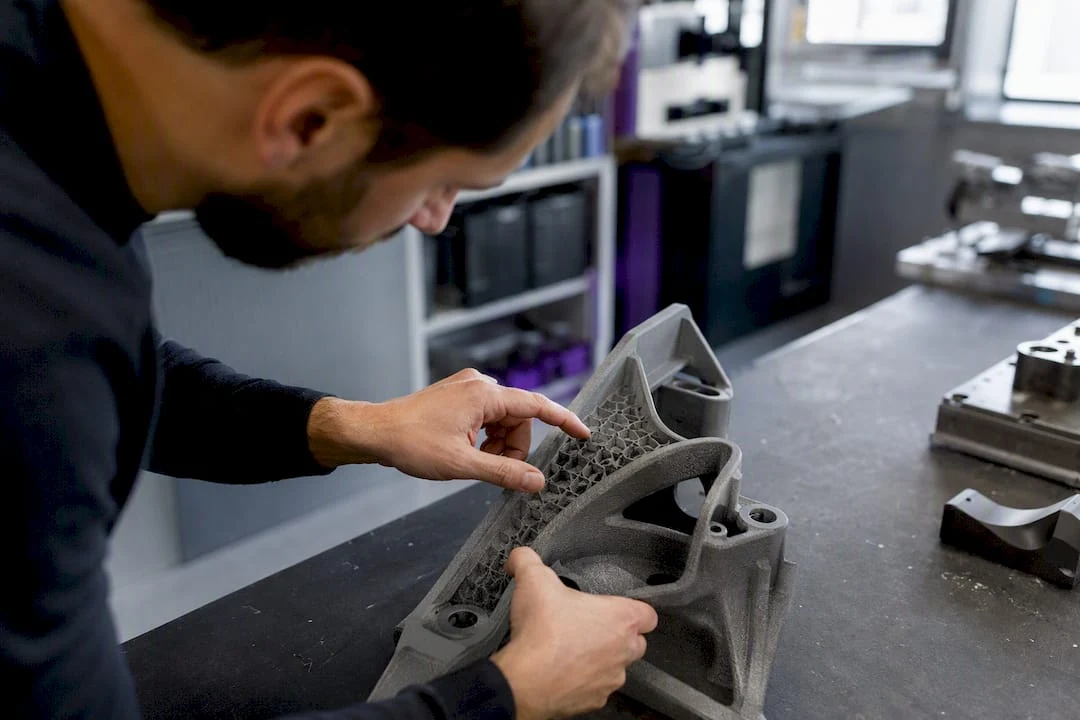 Ingénieur examinant la texture de surface d'une pièce imprimée en 3D