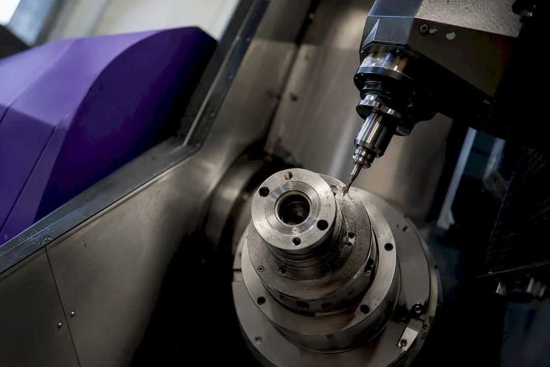 Outil de fraisage CNC 4 axes en action sur une pièce