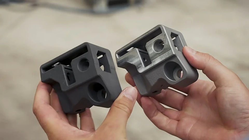 Comparaison en mains d'une même pièce imprimée en 3D SLS et usinée en aluminium