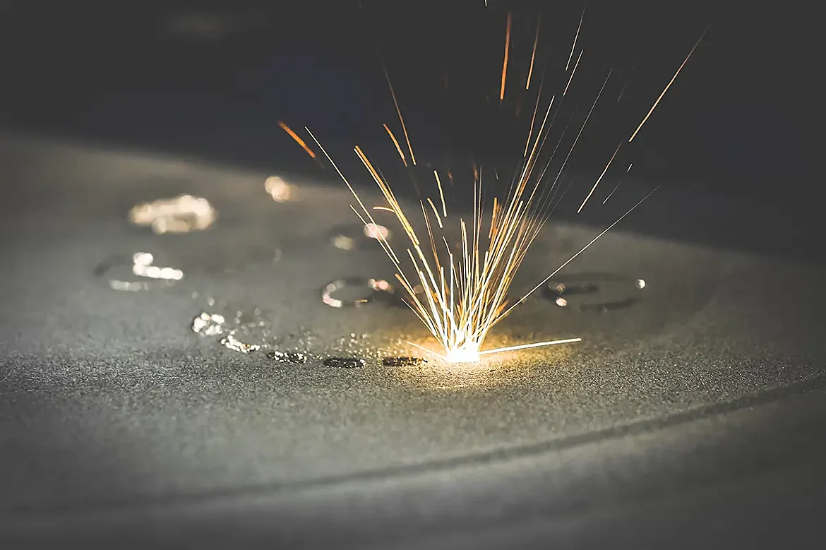 Frittage laser SLS : le laser fusionne la poudre polymère couche par couche