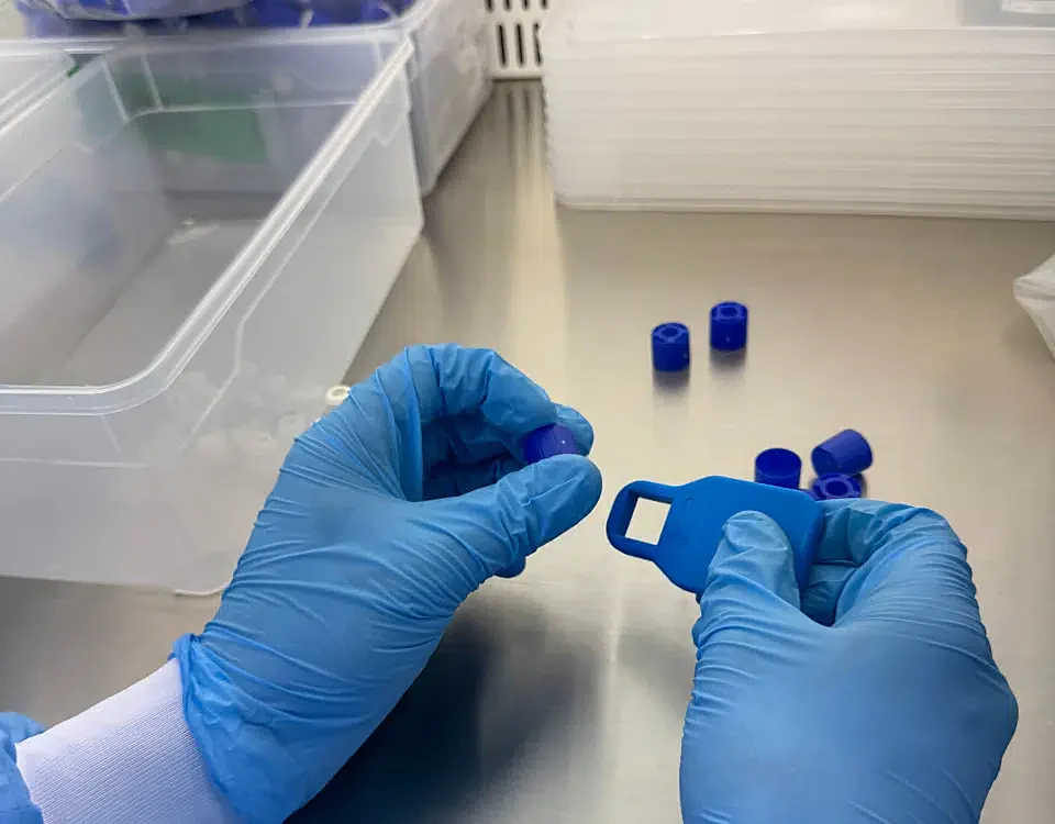 Contrôle sous gants d'un gabarit imprimé en 3D pour bouchons pharmaceutiques