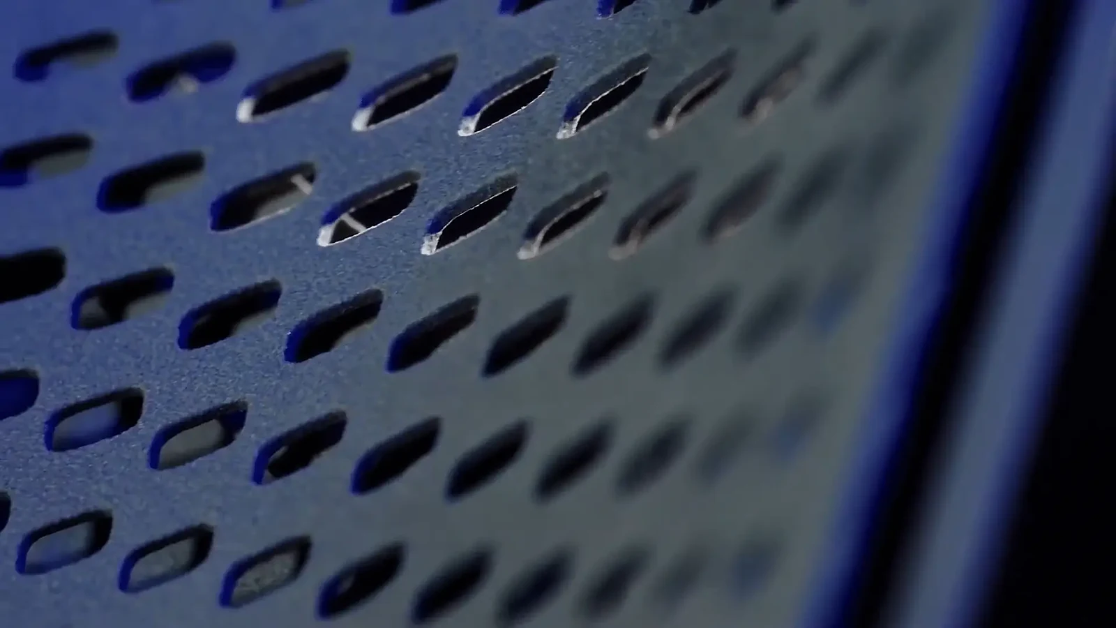 Grille technique percée imprimée en 3D, pièce sombre anonymisée