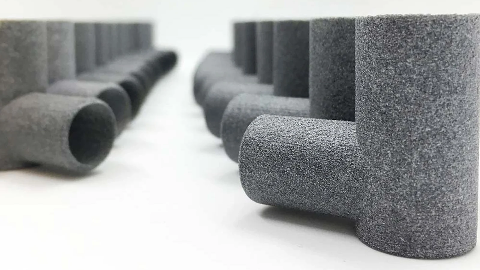 Petite série de raccords imprimés en 3D SLS PA12 alignés