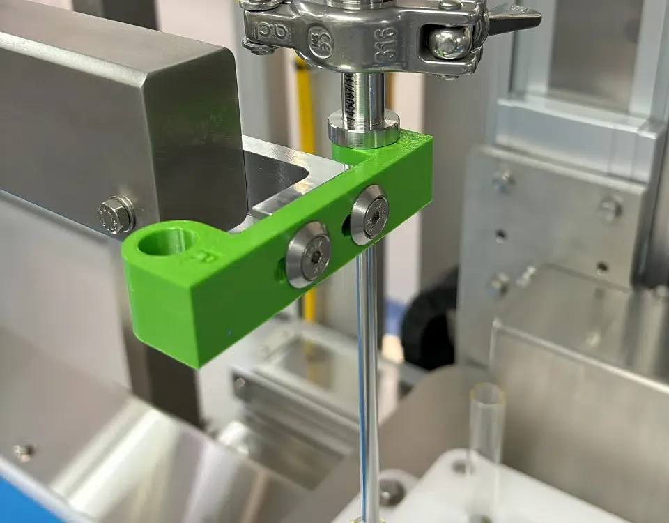 Support de buse imprimé en 3D monté en salle blanche sur équipement inox