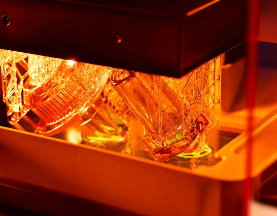 Verrerie brillante sous une lumière orange, SLA technologie de fabrication additive.