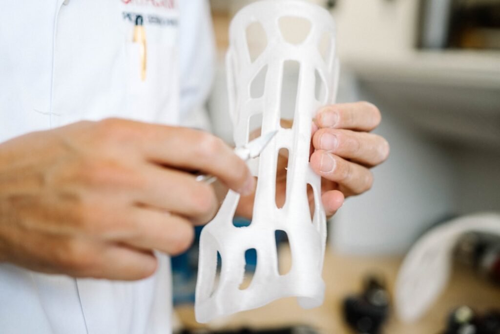 Un technicien contrôle le bon fonctionnement d’un prototype fraîchement sorti de l’imprimante 3D.