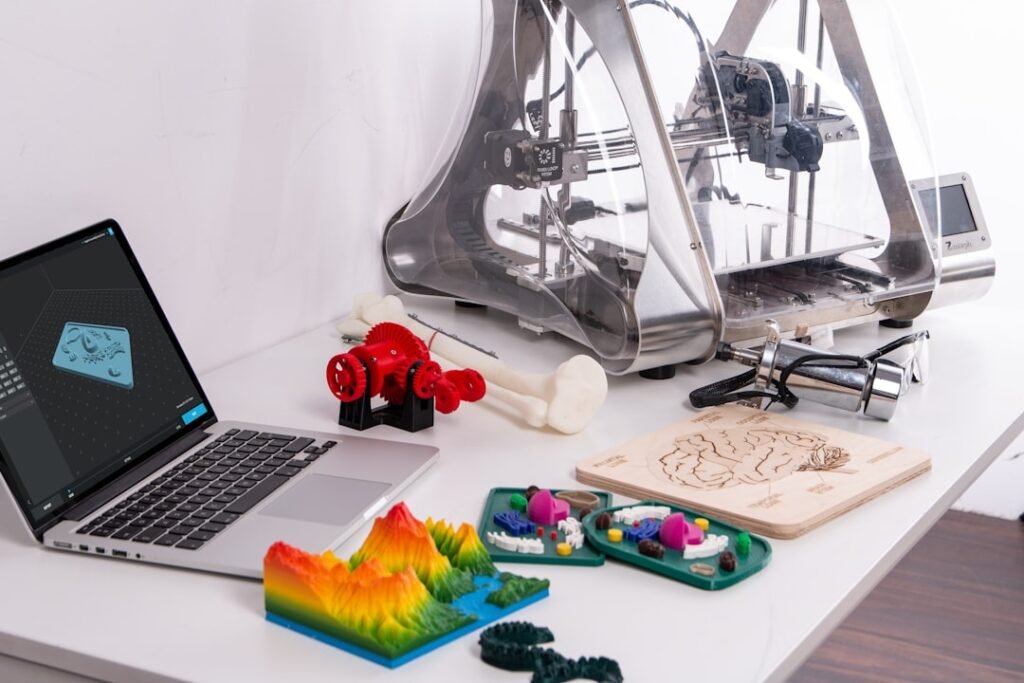 Un ingénieur en pleine manipulation d’un modèle 3D sur son poste de travail