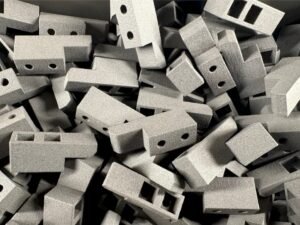 Un technicien intervient pour ajuster une imprimante 3D au sein d’une PME.
