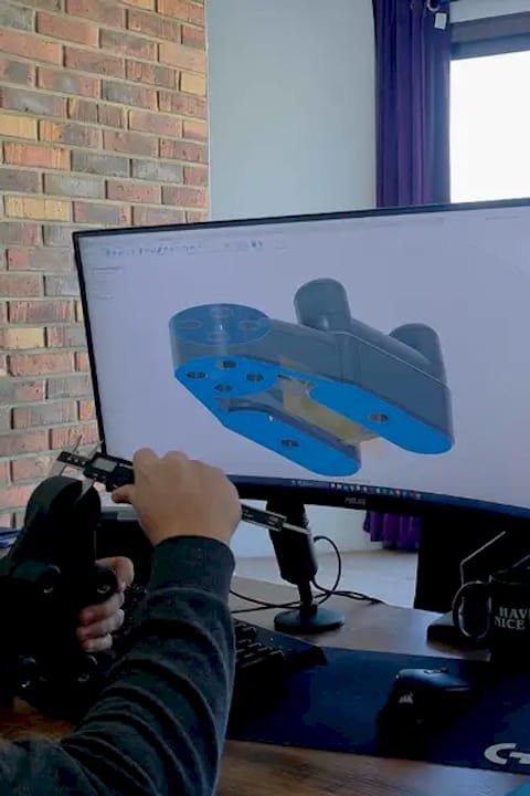 Un ingénieur examine minutieusement un prototype réalisé en impression 3D sur son poste de travail.